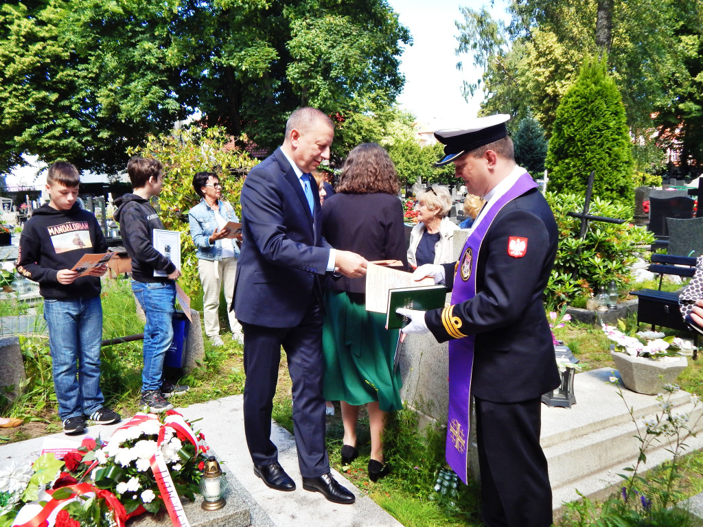 Młodzieżowa Rada Miasta zajmie się grobem weterana