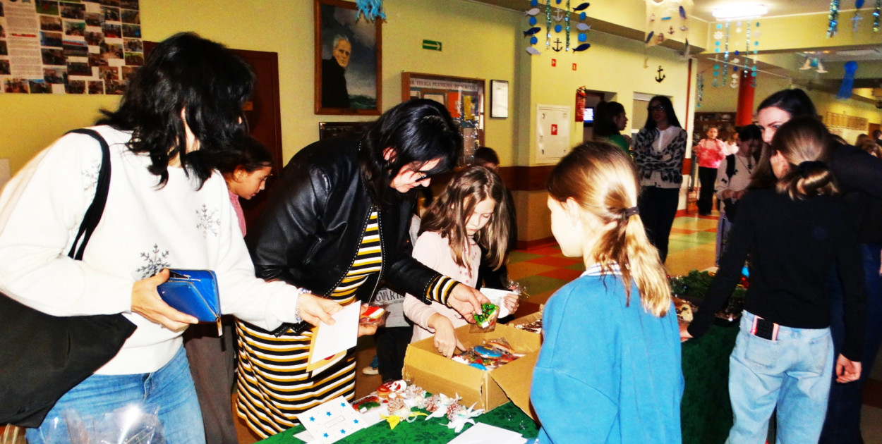 Ruszył charytatywny jarmark w Jedynce [FOTO]