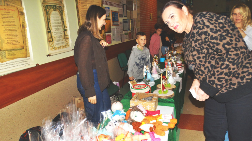 Ruszył charytatywny jarmark w Jedynce [FOTO]