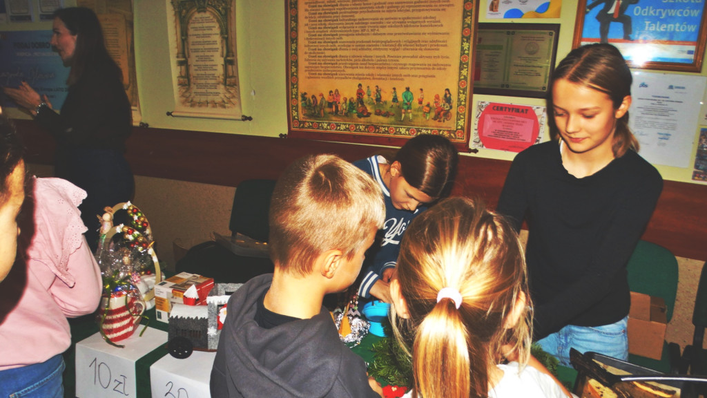 Ruszył charytatywny jarmark w Jedynce [FOTO]