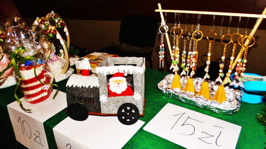 Ruszył charytatywny jarmark w Jedynce [FOTO]