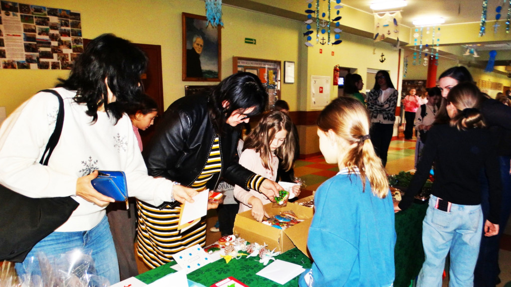 Ruszył charytatywny jarmark w Jedynce [FOTO]