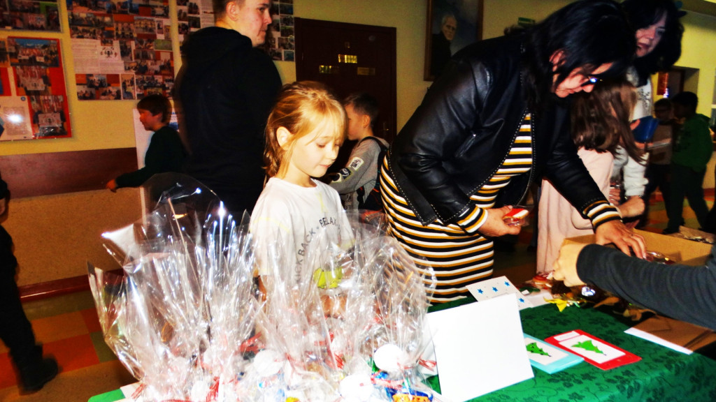 Ruszył charytatywny jarmark w Jedynce [FOTO]