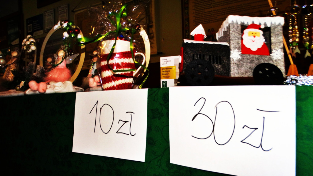 Ruszył charytatywny jarmark w Jedynce [FOTO]