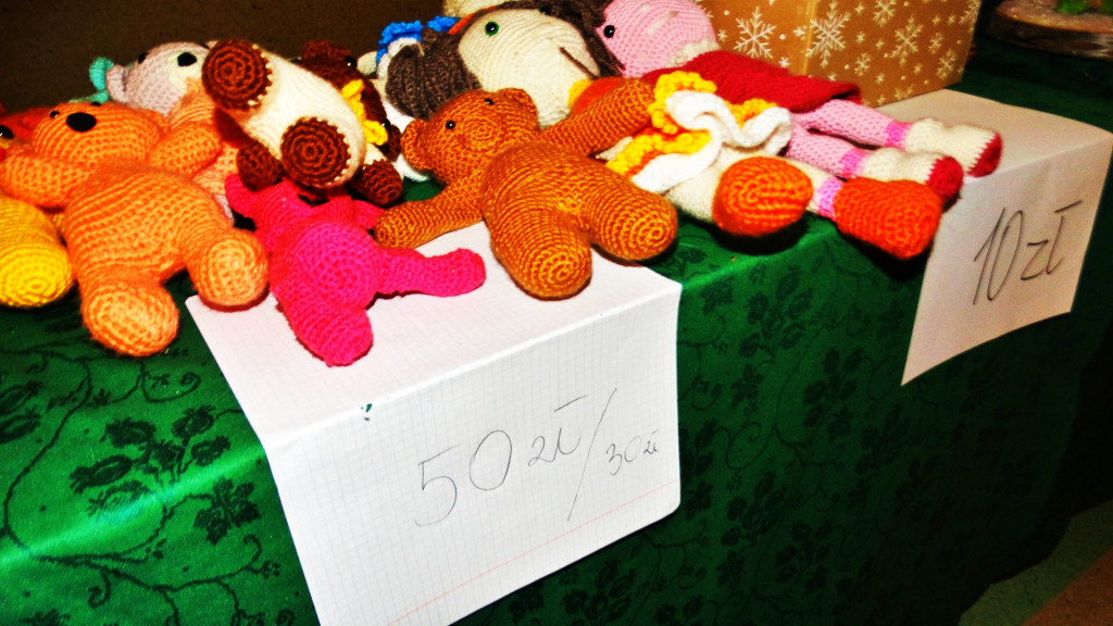 Ruszył charytatywny jarmark w Jedynce [FOTO]