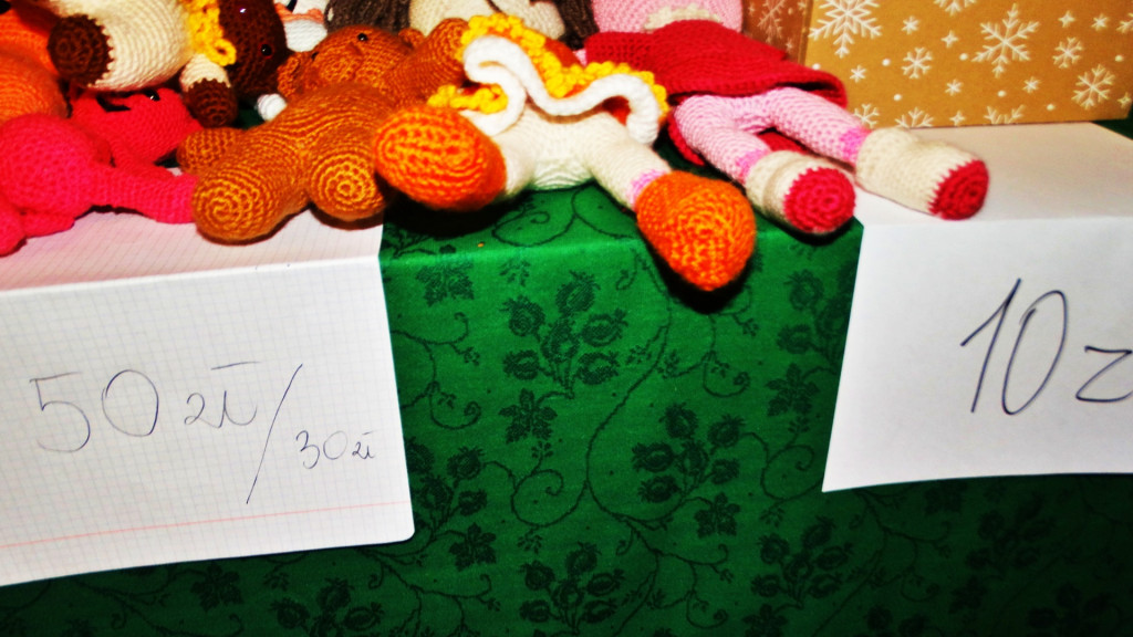 Ruszył charytatywny jarmark w Jedynce [FOTO]