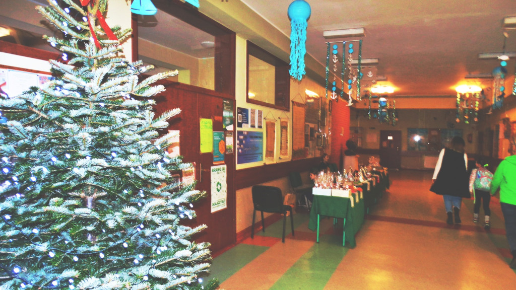 Ruszył charytatywny jarmark w Jedynce [FOTO]