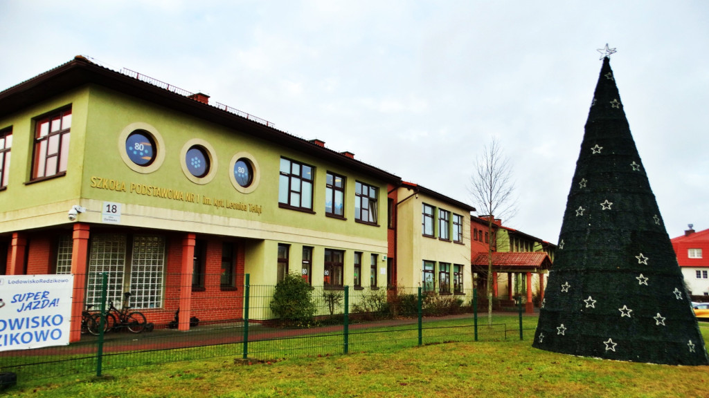 Ruszył charytatywny jarmark w Jedynce [FOTO]