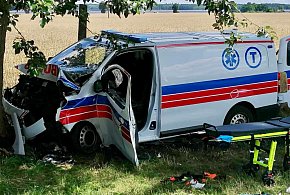 Ambulans WJECHAŁ w drzewo! Dwie osoby trafiły do szpitala! -4091