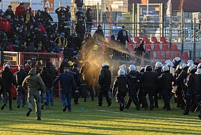 ZAMIESZKI na słupskim stadionie! DEMOLOWALI sektory, ATAKOWALI policjantów!-7950