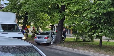 Kierowca BMW z impetem WJECHAŁ W DRZEWO! Wysoki mandat dla 33-latka!-8000