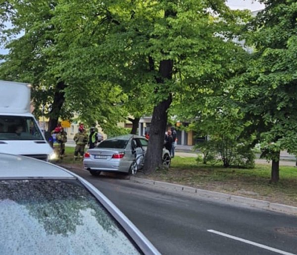 Kierowca BMW z impetem WJECHAŁ W DRZEWO! Wysoki mandat dla 33-latka!-8000