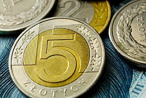 Setki tysięcy Polaków otrzymały nowe świadczenie. Co z resztą?-8600