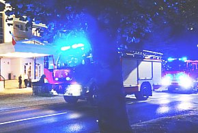 Pożar dekoracyjnego oświetlenia przed hotelem w Ustce-9365