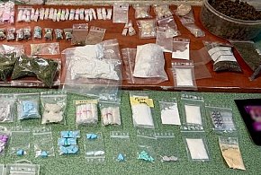 Był poszukiwany do odsiadki. W mieszkaniu miał PÓŁ KILOGRAMA narkotyków!-9687