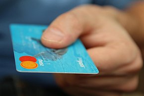 Fiskus skontroluje płatności kartą Polaków? Resort zabiera głos-10222