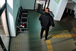 FURIAT w poczekalni dawnego dworca. ZDEWASTOWAŁ pomieszczenie! [VIDEO]-10344