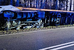 Ciężarówka w rowie na DK-21. Na miejscu pracują służby!-10347