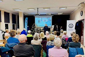 Rozmawiali z seniorami o bezpieczeństwie. Policjanci i radcy prawni w Emce-10554