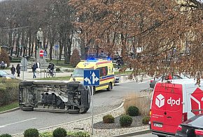 Zderzenie na rondzie w centrum Słupska. Dostawczak PRZEWRÓCONY na bok!-10669