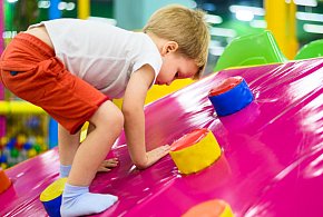 Zostawiasz dziecko w sali zabaw? Urząd wykrył poważne uchybienia-10978