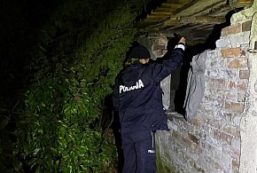 Mroźne patrole. Policjanci sprawdzają pustostany i apelują do mieszkańców