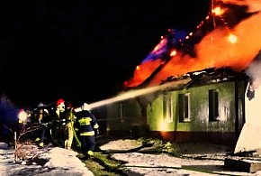 POŻAR DOMU W WYTOWNIE. Ogień objął praktycznie cały budynek