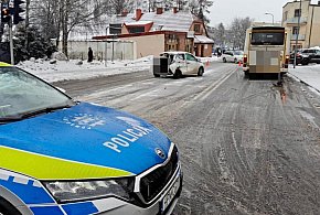 Osobówka wjechała pod autobus. Trzyletnia dziewczynka trafiła do szpitala!