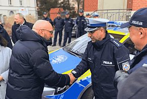 Słupska policja BEZ PELERYN, ale z milionami. Jak samorządy pompują kasę w policję