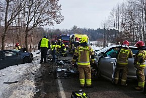 Czołowe ZDERZENIE w Będziechowie. Droga wojewódzka nr 213 ZABLOKOWANA!