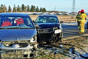 Niebezpieczne wyprzedzanie między Ustką a Duninowem. Zderzenie DWÓCH AUT!
