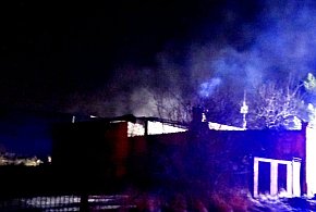 Pożar wiaty przy ul. Sportowej. Ogień tuż przy budynku mieszkalnym