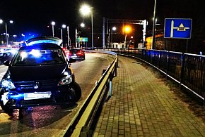 Kraksа na wiadukcie w Ustce. 86-latek zjechał na przeciwległy pas