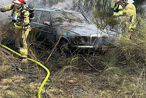 Niebezpieczny pożar w Łosinie. Płomienie dotarły do zaparkowanego auta