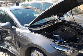 Ustka: Pomylił hamulec z gazem. Senior ROZBIŁ SZEŚĆ AUT na parkingu!