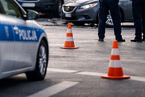 Poranna KRAKSA na skrzyżowaniu. Dostawczak nie zatrzymał się na czerwonym