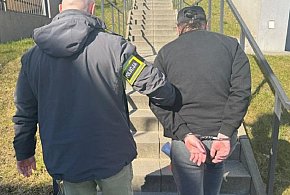 Szaleńczy RAJD ulicami Słupska. 46-latek staranował auta i UCIEKŁ DO LASU!