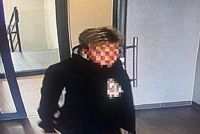 Peruka, przebranie i… kolizja. 57-latka próbowała przechytrzyć policję