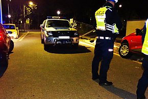 Ustka: Najpierw staranował ogrodzenie, potem utknął. Kierowca był pijany