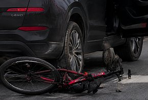 Słupsk: Potrącenie rowerzystki na przejeździe. Kobieta trafiła do szpitala