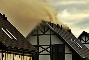 Dym nad kompleksem domków. Płonęły materiały budowlane! [FOTO]