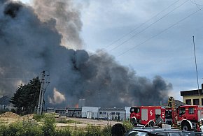 Potężny pożar fabryki aerozoli w Charnowie. Ewakuowano mieszkańców