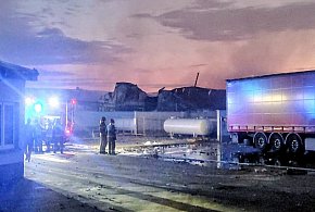 Pożar w Charnowie opanowany. Strażacy nadal pracują na pogorzelisku