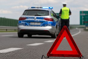 Zasnął za kierownicą na DK6. Zderzenie dwóch aut i utrudnienia w ruchu
