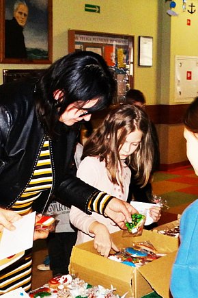 Ruszył charytatywny jarmark w Jedynce [FOTO]-124