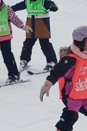 ​Mali mistrzowie na stoku: Przedszkolaki z Krępy Słupskiej-132