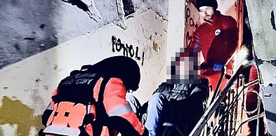 Zimna noc mogła go zabić. Interwencja policjantów zapobiegła TRAGEDII!