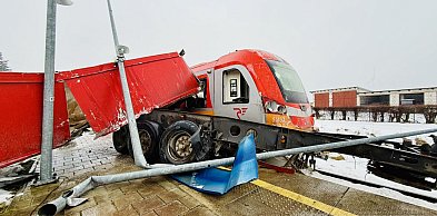 Zderzenie pociągu z CIĘŻARÓWKĄ w Widzinie. Ruch na linii 405 WSTRZYMANY!