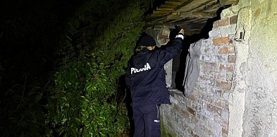 Mroźne patrole. Policjanci sprawdzają pustostany i apelują do mieszkańców
