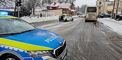 Osobówka wjechała pod autobus. Trzyletnia dziewczynka trafiła do szpitala!
